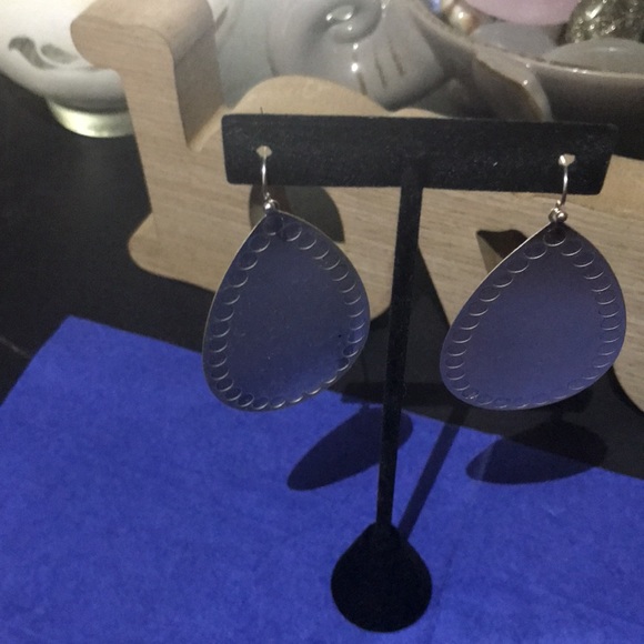 🔴 Silver Drop Earrings - Picture 3 of 3